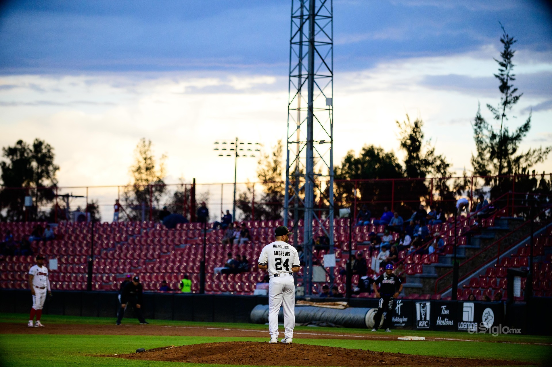 El juego reanudado arrancó con la ofensiva encendida: Durango descargó dos jonrones y dos triples para sostener un duelo que cambió de manos varias veces antes de romperse definitivamente en la sexta.