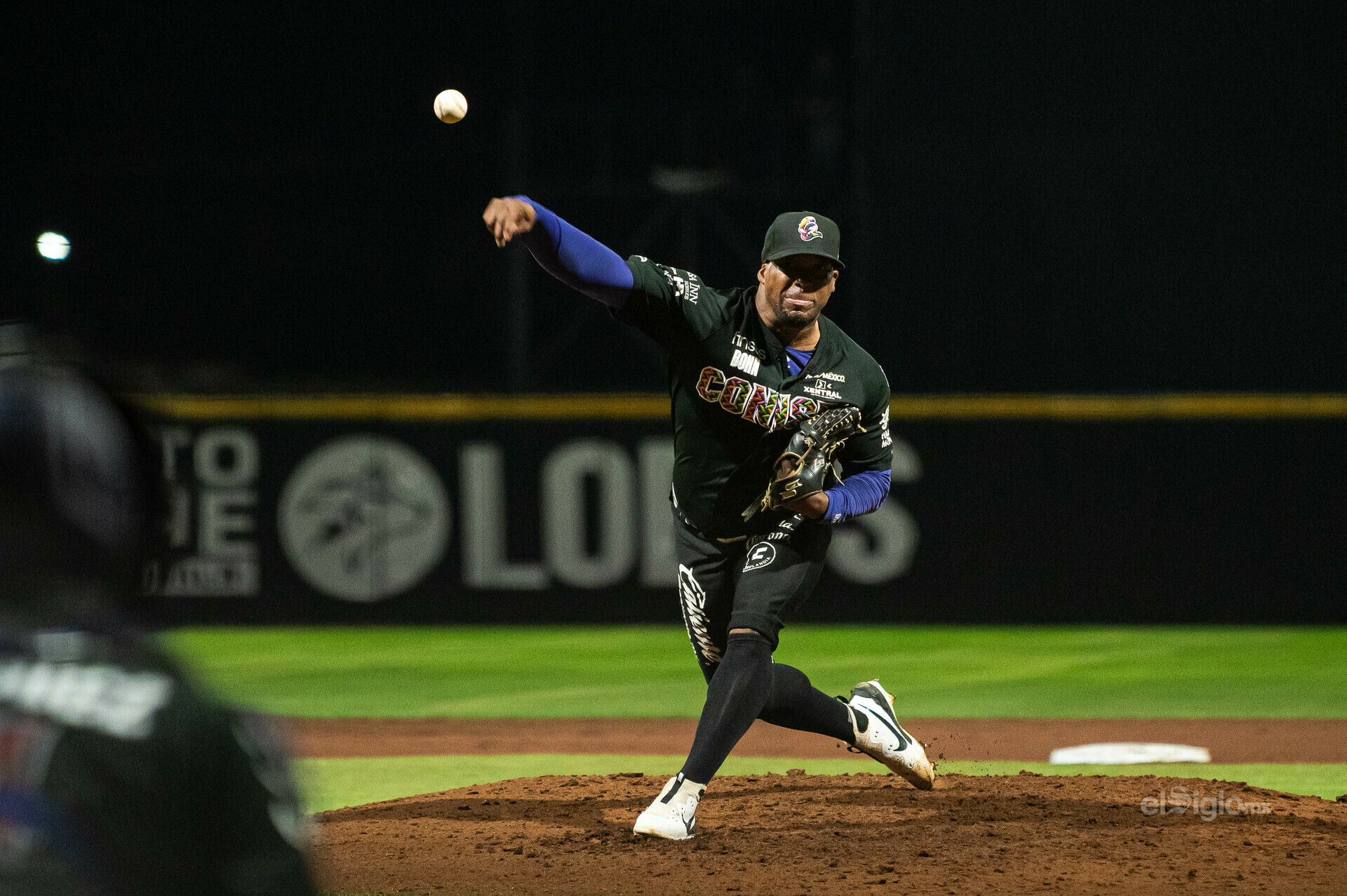El segundo juego tuvo un tono completamente distinto. Durante tres entradas, ambos equipos quedaron neutralizados: Villers y la defensa local resolvieron con doble plays en momentos clave, mientras que la ofensiva duranguense se fue en orden en cada turno. Conspiradores conectó algunos sencillos aislados, pero sin generar tráfico real en las bases. El duelo se destrabó hasta la cuarta, cuando Jonathan Villar abrió con triple y Drew Stankiewicz lo llevó al plato con un doble al central para el 1-0.