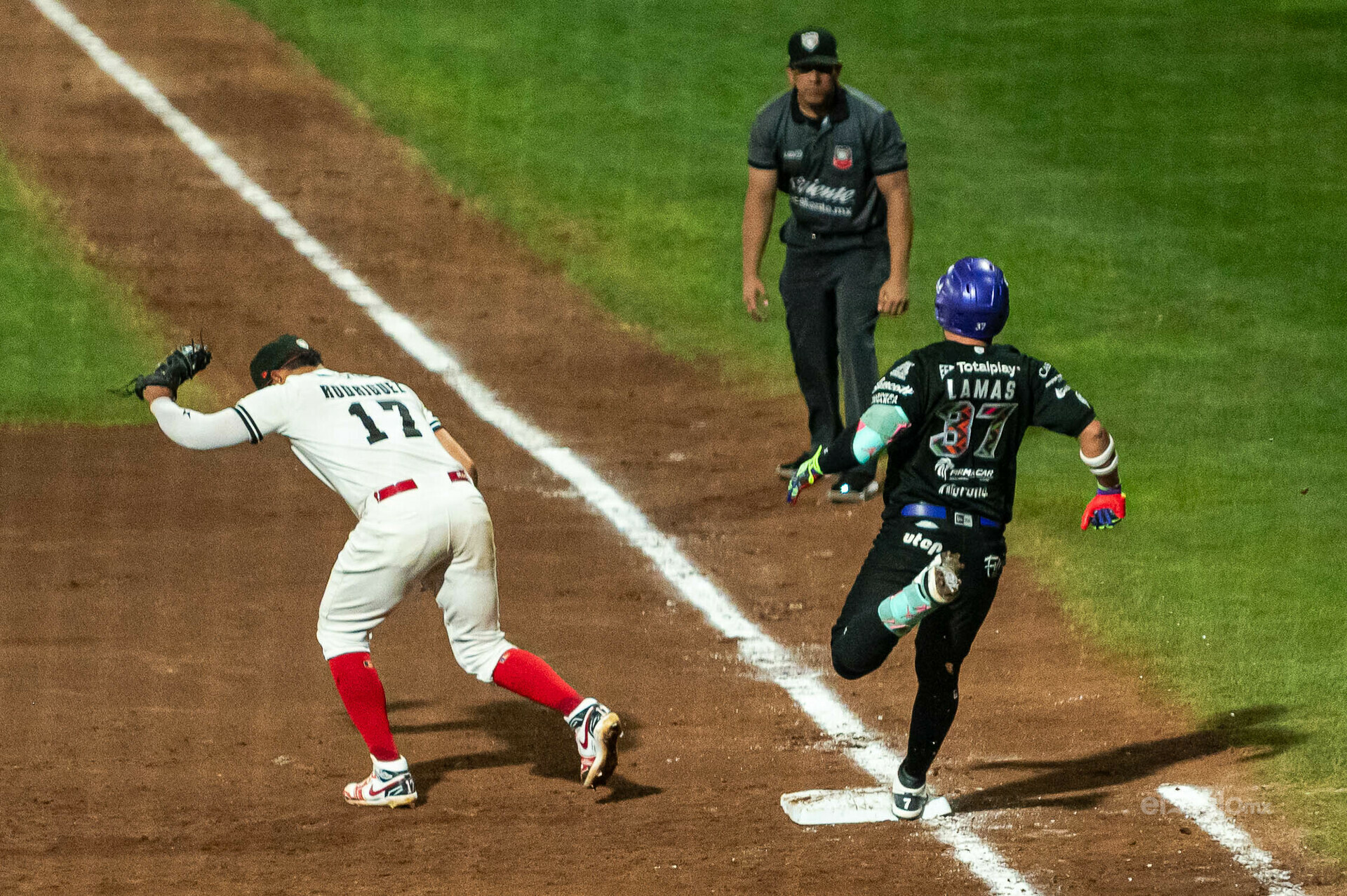El segundo juego tuvo un tono completamente distinto. Durante tres entradas, ambos equipos quedaron neutralizados: Villers y la defensa local resolvieron con doble plays en momentos clave, mientras que la ofensiva duranguense se fue en orden en cada turno. Conspiradores conectó algunos sencillos aislados, pero sin generar tráfico real en las bases. El duelo se destrabó hasta la cuarta, cuando Jonathan Villar abrió con triple y Drew Stankiewicz lo llevó al plato con un doble al central para el 1-0.