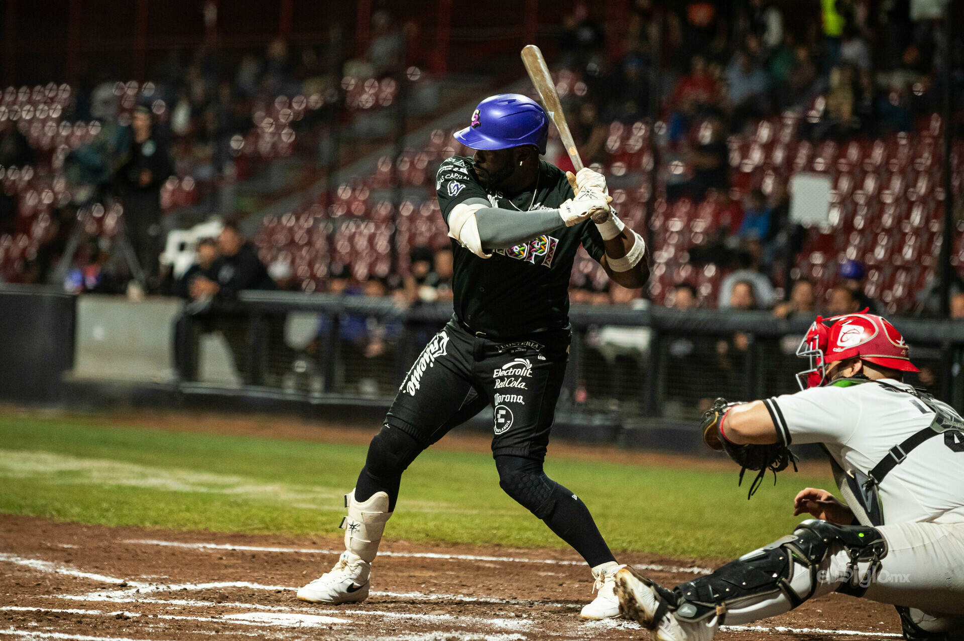 El segundo juego tuvo un tono completamente distinto. Durante tres entradas, ambos equipos quedaron neutralizados: Villers y la defensa local resolvieron con doble plays en momentos clave, mientras que la ofensiva duranguense se fue en orden en cada turno. Conspiradores conectó algunos sencillos aislados, pero sin generar tráfico real en las bases. El duelo se destrabó hasta la cuarta, cuando Jonathan Villar abrió con triple y Drew Stankiewicz lo llevó al plato con un doble al central para el 1-0.