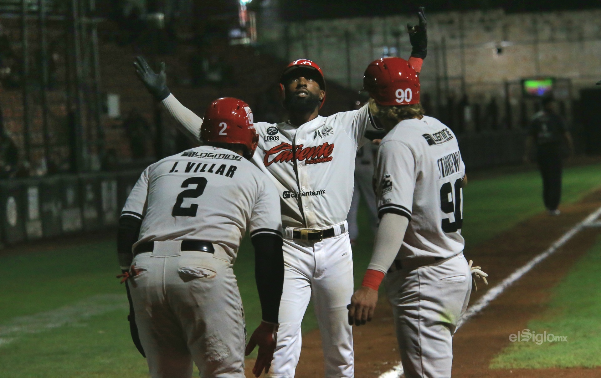 El segundo juego tuvo un tono completamente distinto. Durante tres entradas, ambos equipos quedaron neutralizados: Villers y la defensa local resolvieron con doble plays en momentos clave, mientras que la ofensiva duranguense se fue en orden en cada turno. Conspiradores conectó algunos sencillos aislados, pero sin generar tráfico real en las bases. El duelo se destrabó hasta la cuarta, cuando Jonathan Villar abrió con triple y Drew Stankiewicz lo llevó al plato con un doble al central para el 1-0.