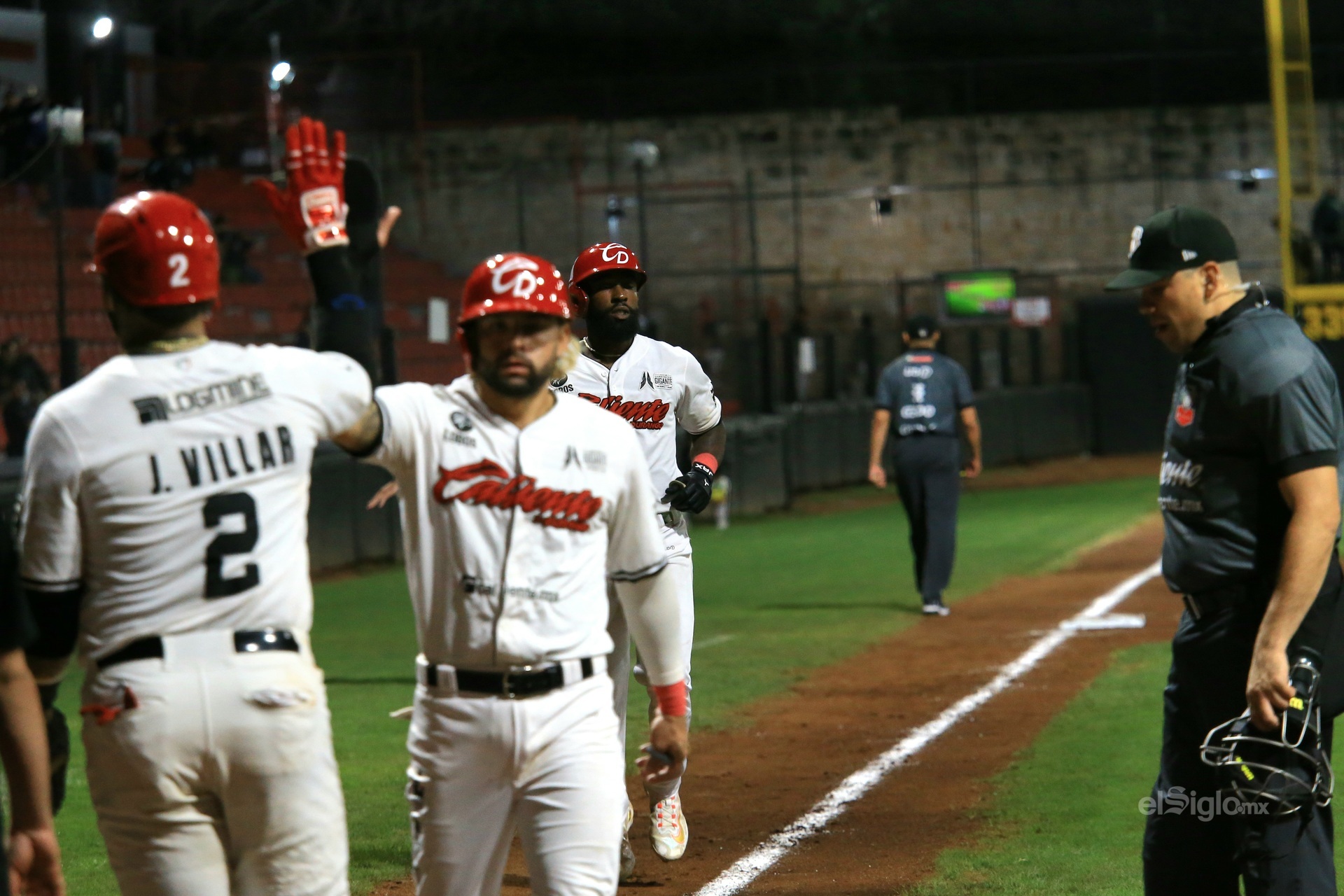 El segundo juego tuvo un tono completamente distinto. Durante tres entradas, ambos equipos quedaron neutralizados: Villers y la defensa local resolvieron con doble plays en momentos clave, mientras que la ofensiva duranguense se fue en orden en cada turno. Conspiradores conectó algunos sencillos aislados, pero sin generar tráfico real en las bases. El duelo se destrabó hasta la cuarta, cuando Jonathan Villar abrió con triple y Drew Stankiewicz lo llevó al plato con un doble al central para el 1-0.