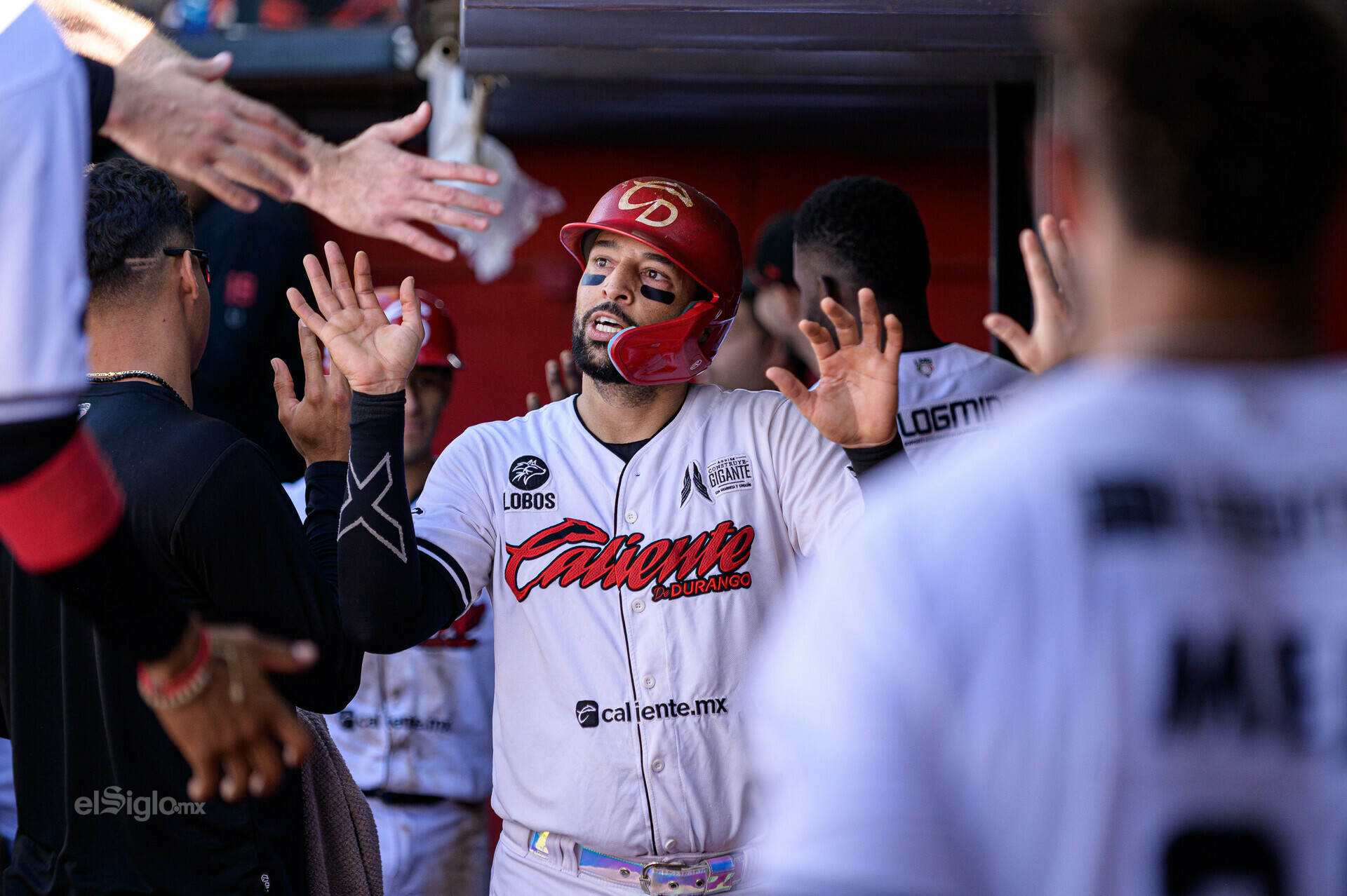 Con la serie ya en el bolsillo, la novena de Caliente de Durango volvió al Estadio Francisco Villa para finiquitar el compromiso ante Conspiradores de Querétaro, luego de un sábado que dejó todo encaminado: primero, un 11-7 en el juego suspendido del viernes y reanudado en la doble cartelera y después, una blanqueada de 5-0 que confirmó el dominio rojinegro en casa. Con ese contexto, los rojinegros salieron a buscar la barrida frente a su gente.