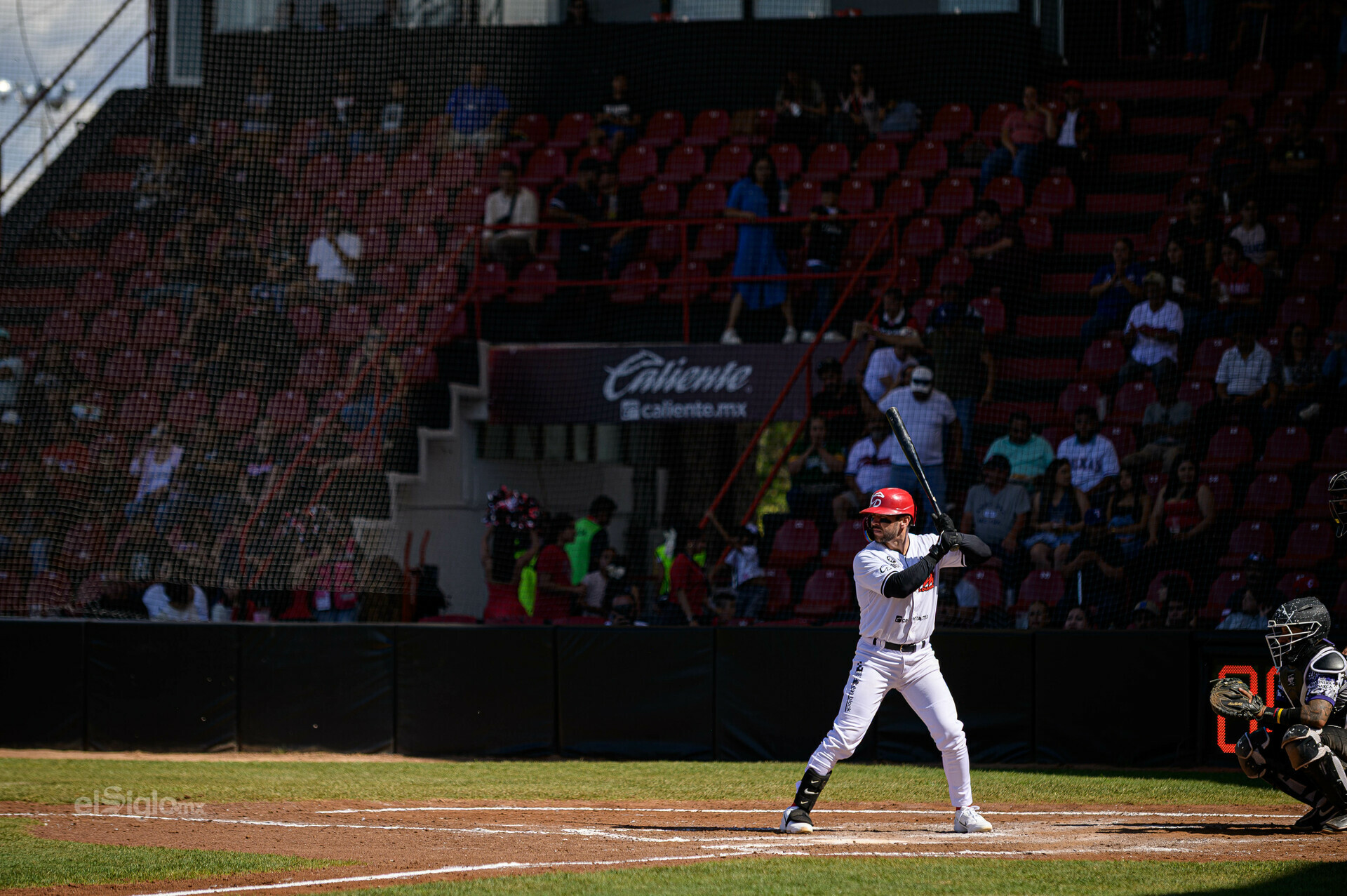 Con la serie ya en el bolsillo, la novena de Caliente de Durango volvió al Estadio Francisco Villa para finiquitar el compromiso ante Conspiradores de Querétaro, luego de un sábado que dejó todo encaminado: primero, un 11-7 en el juego suspendido del viernes y reanudado en la doble cartelera y después, una blanqueada de 5-0 que confirmó el dominio rojinegro en casa. Con ese contexto, los rojinegros salieron a buscar la barrida frente a su gente.