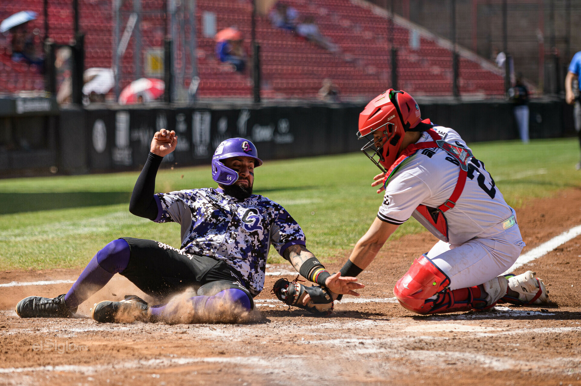 Con la serie ya en el bolsillo, la novena de Caliente de Durango volvió al Estadio Francisco Villa para finiquitar el compromiso ante Conspiradores de Querétaro, luego de un sábado que dejó todo encaminado: primero, un 11-7 en el juego suspendido del viernes y reanudado en la doble cartelera y después, una blanqueada de 5-0 que confirmó el dominio rojinegro en casa. Con ese contexto, los rojinegros salieron a buscar la barrida frente a su gente.