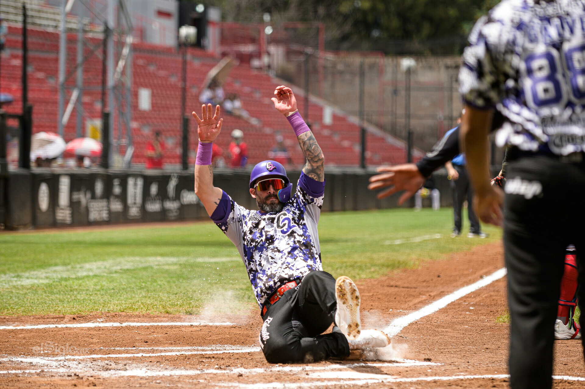 Con la serie ya en el bolsillo, la novena de Caliente de Durango volvió al Estadio Francisco Villa para finiquitar el compromiso ante Conspiradores de Querétaro, luego de un sábado que dejó todo encaminado: primero, un 11-7 en el juego suspendido del viernes y reanudado en la doble cartelera y después, una blanqueada de 5-0 que confirmó el dominio rojinegro en casa. Con ese contexto, los rojinegros salieron a buscar la barrida frente a su gente.