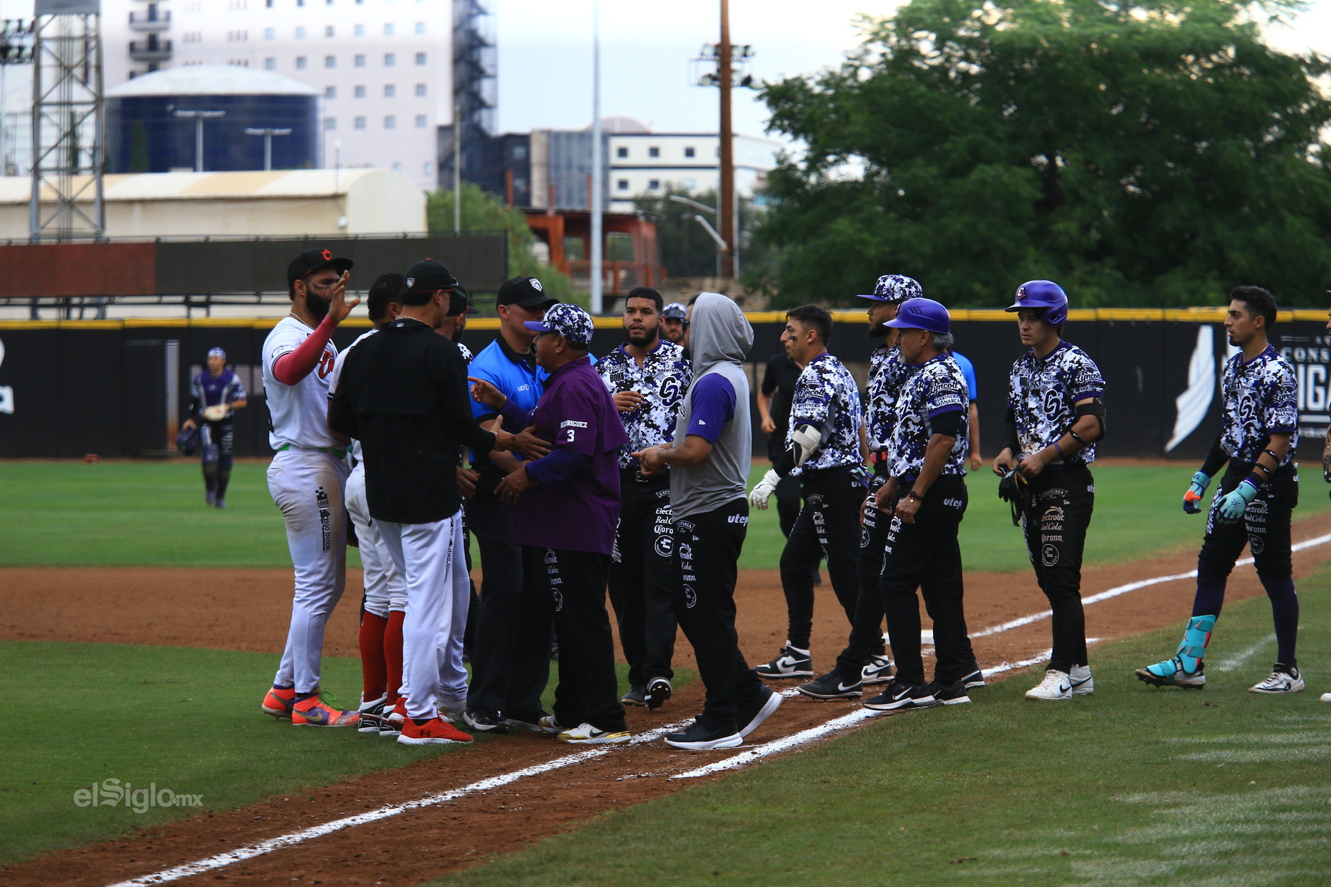 Con la serie ya en el bolsillo, la novena de Caliente de Durango volvió al Estadio Francisco Villa para finiquitar el compromiso ante Conspiradores de Querétaro, luego de un sábado que dejó todo encaminado: primero, un 11-7 en el juego suspendido del viernes y reanudado en la doble cartelera y después, una blanqueada de 5-0 que confirmó el dominio rojinegro en casa. Con ese contexto, los rojinegros salieron a buscar la barrida frente a su gente.