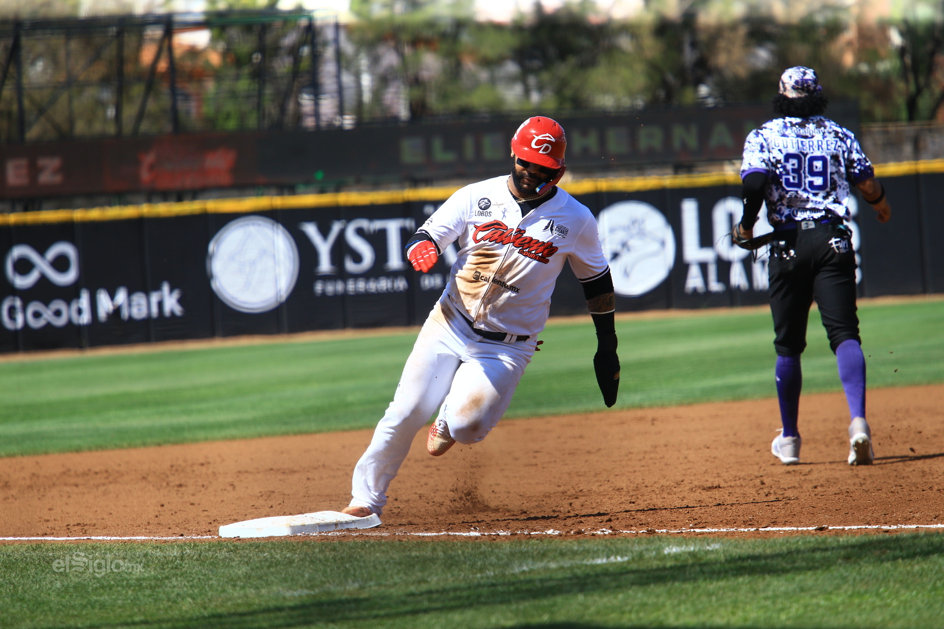 Con la serie ya en el bolsillo, la novena de Caliente de Durango volvió al Estadio Francisco Villa para finiquitar el compromiso ante Conspiradores de Querétaro, luego de un sábado que dejó todo encaminado: primero, un 11-7 en el juego suspendido del viernes y reanudado en la doble cartelera y después, una blanqueada de 5-0 que confirmó el dominio rojinegro en casa. Con ese contexto, los rojinegros salieron a buscar la barrida frente a su gente.