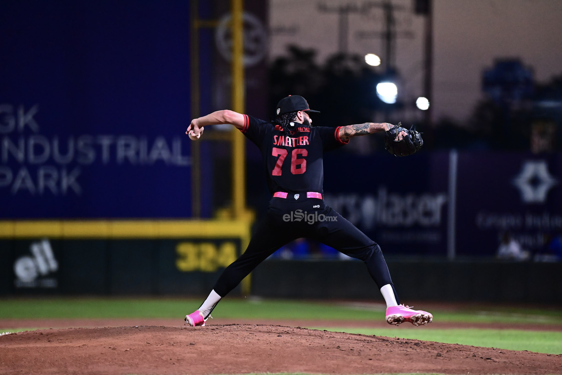 Caliente le generó peligro al pitcheo de Acereros hasta su último turno al bat, pero los locales resistieron y empataron la serie con triunfo de 5–2 en el Estadio Kickapoo Lucky Eagle. Fue un duelo en el que ambos abridores trabajaron más de siete entradas y mantuvieron el juego en ritmo hasta que los relevos terminaron por definir la noche.