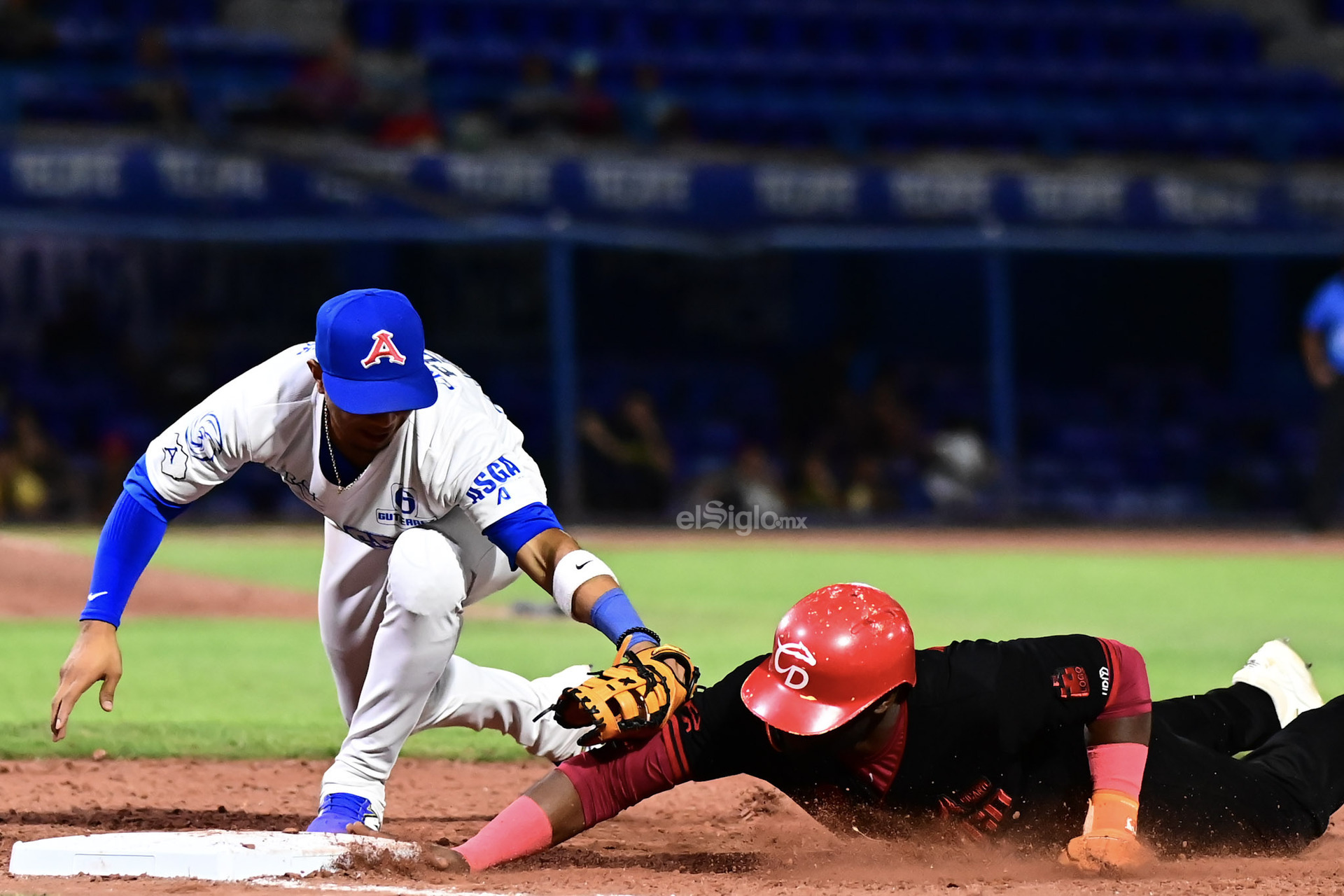 Caliente le generó peligro al pitcheo de Acereros hasta su último turno al bat, pero los locales resistieron y empataron la serie con triunfo de 5–2 en el Estadio Kickapoo Lucky Eagle. Fue un duelo en el que ambos abridores trabajaron más de siete entradas y mantuvieron el juego en ritmo hasta que los relevos terminaron por definir la noche.