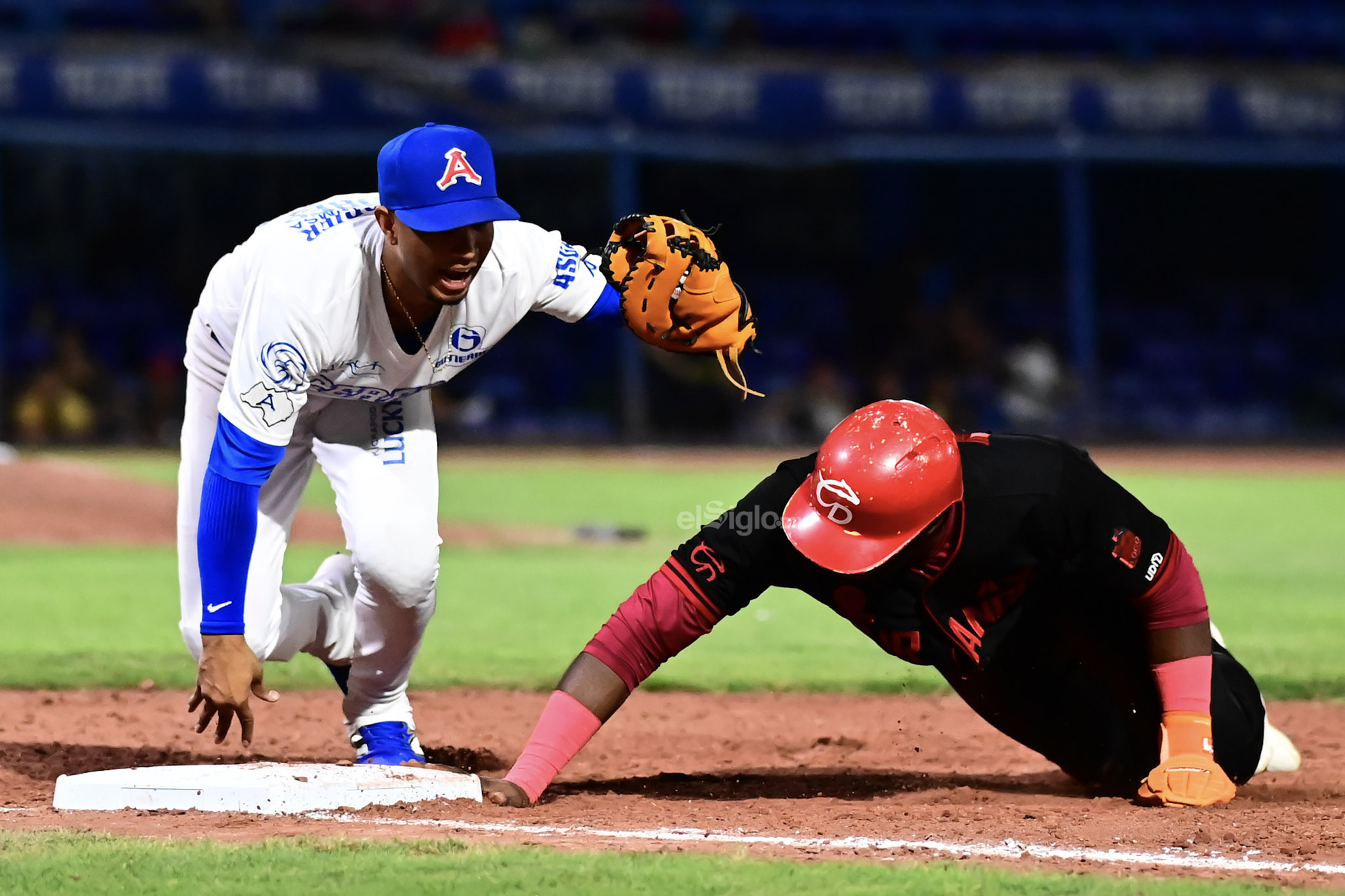 Caliente le generó peligro al pitcheo de Acereros hasta su último turno al bat, pero los locales resistieron y empataron la serie con triunfo de 5–2 en el Estadio Kickapoo Lucky Eagle. Fue un duelo en el que ambos abridores trabajaron más de siete entradas y mantuvieron el juego en ritmo hasta que los relevos terminaron por definir la noche.