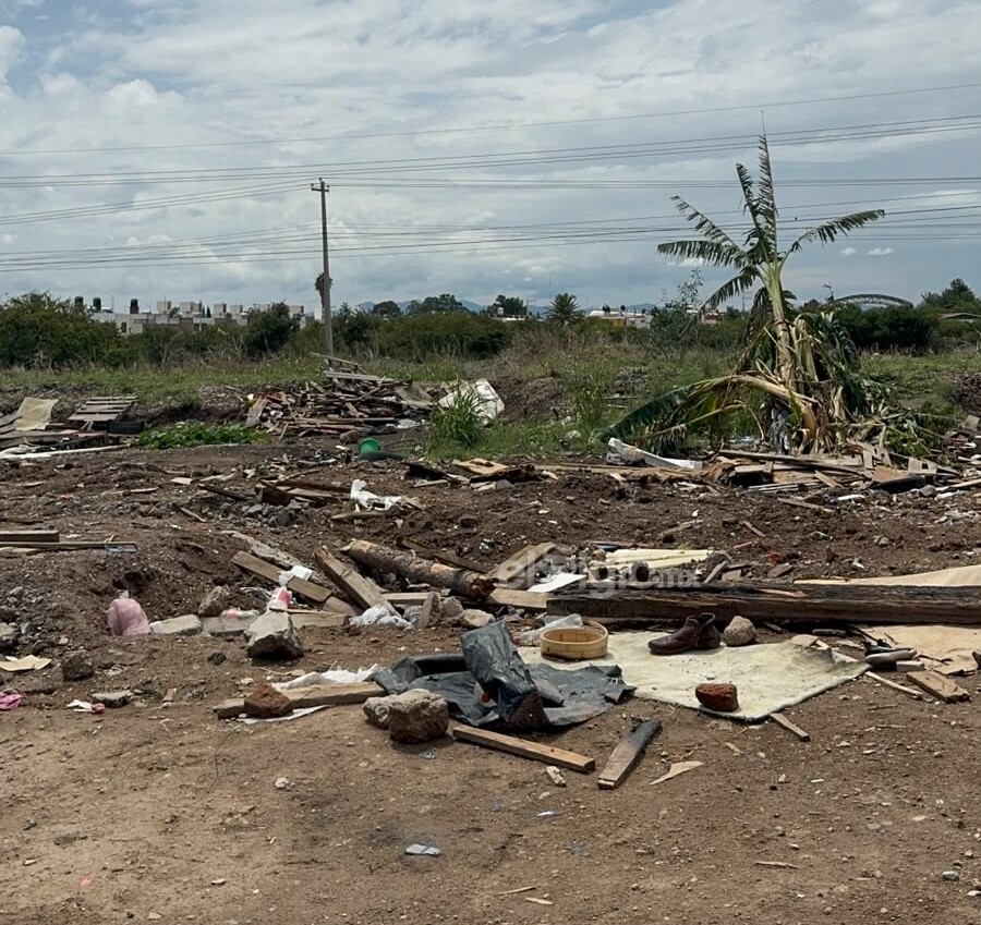 En el lugar aún se pueden ver algunas personas, uno que otro mueble viejo y basura.
