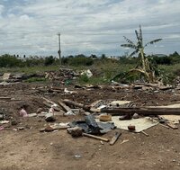 En el lugar aún se pueden ver algunas personas, uno que otro mueble viejo y basura.