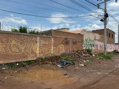 En el lugar aún se pueden ver algunas personas, uno que otro mueble viejo y basura.