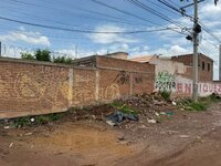 En el lugar aún se pueden ver algunas personas, uno que otro mueble viejo y basura.