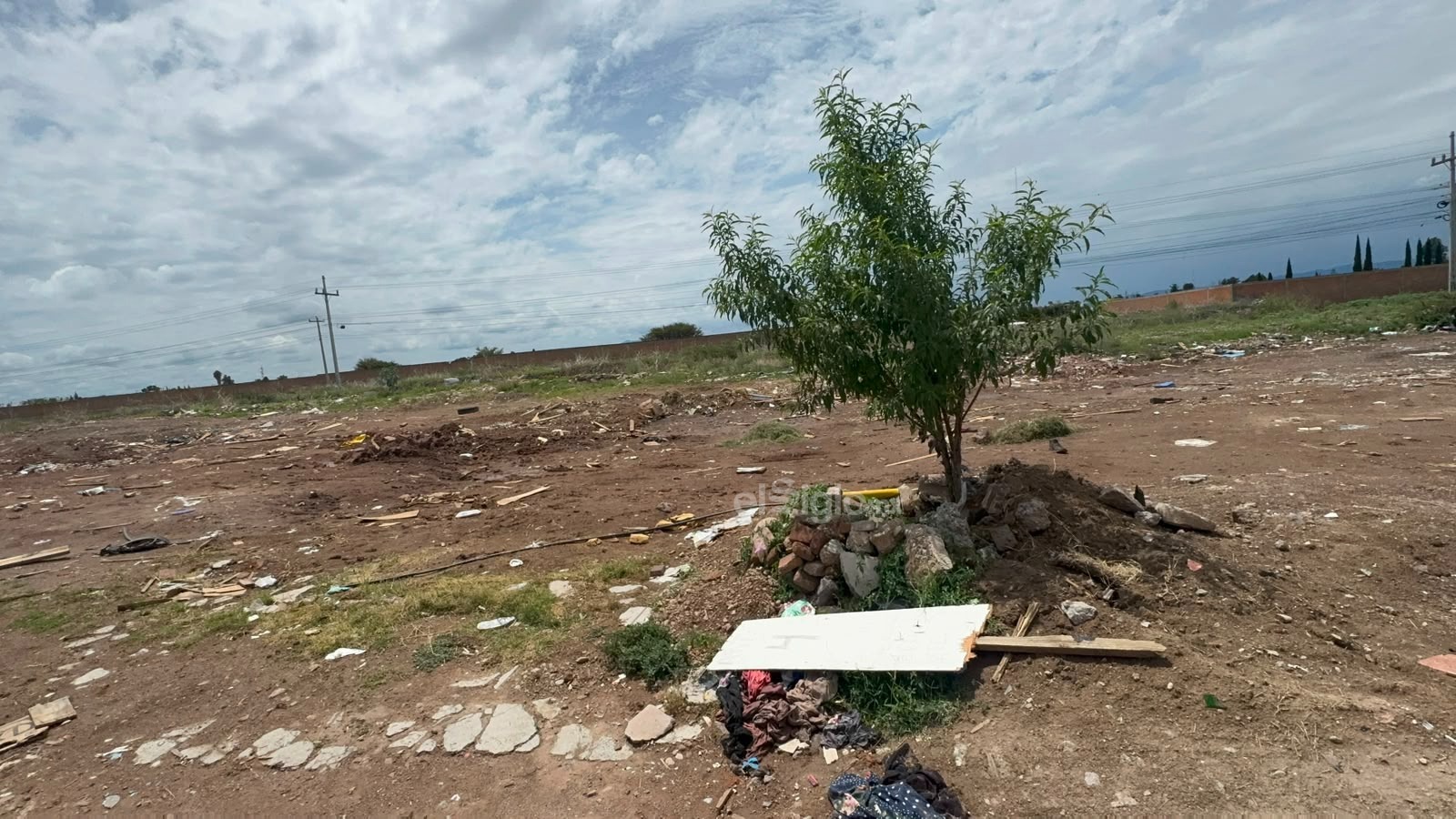 En el lugar aún se pueden ver algunas personas, uno que otro mueble viejo y basura.