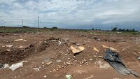 En el lugar aún se pueden ver algunas personas, uno que otro mueble viejo y basura.