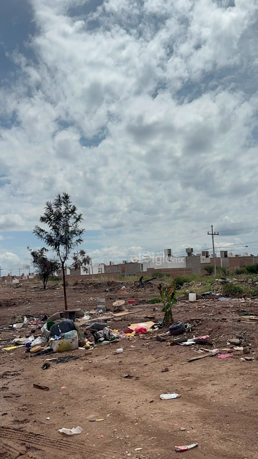 En el lugar aún se pueden ver algunas personas, uno que otro mueble viejo y basura.