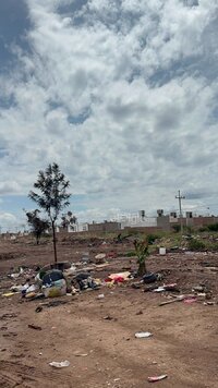 En el lugar aún se pueden ver algunas personas, uno que otro mueble viejo y basura.
