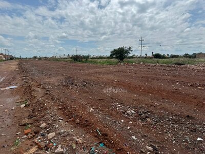 En el lugar aún se pueden ver algunas personas, uno que otro mueble viejo y basura.