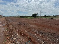 En el lugar aún se pueden ver algunas personas, uno que otro mueble viejo y basura.