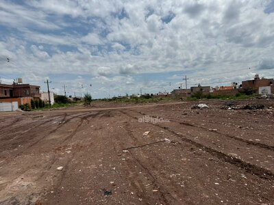 En el lugar aún se pueden ver algunas personas, uno que otro mueble viejo y basura.