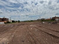En el lugar aún se pueden ver algunas personas, uno que otro mueble viejo y basura.