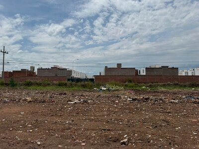 En el lugar aún se pueden ver algunas personas, uno que otro mueble viejo y basura.