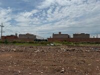 En el lugar aún se pueden ver algunas personas, uno que otro mueble viejo y basura.