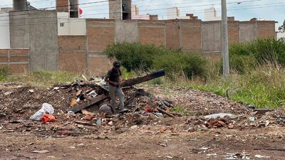 En el lugar aún se pueden ver algunas personas, uno que otro mueble viejo y basura.