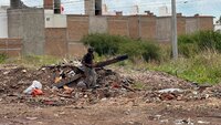 En el lugar aún se pueden ver algunas personas, uno que otro mueble viejo y basura.