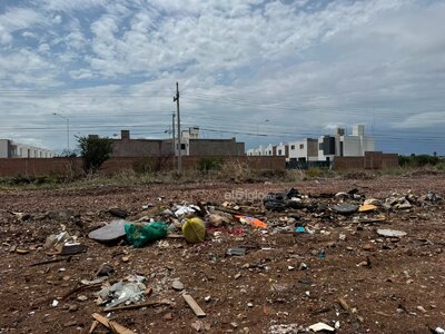 En el lugar aún se pueden ver algunas personas, uno que otro mueble viejo y basura.