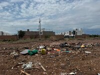 En el lugar aún se pueden ver algunas personas, uno que otro mueble viejo y basura.