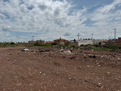 En el lugar aún se pueden ver algunas personas, uno que otro mueble viejo y basura.