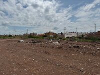 En el lugar aún se pueden ver algunas personas, uno que otro mueble viejo y basura.