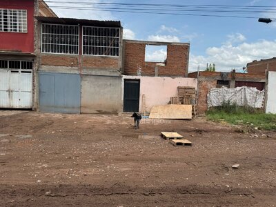 En el lugar aún se pueden ver algunas personas, uno que otro mueble viejo y basura.