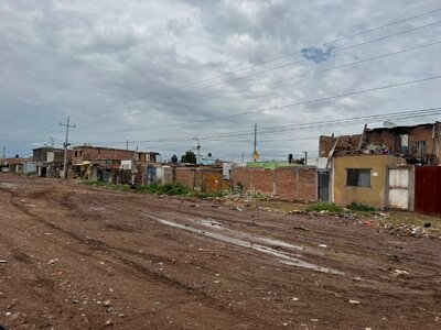En el lugar aún se pueden ver algunas personas, uno que otro mueble viejo y basura.