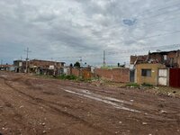 En el lugar aún se pueden ver algunas personas, uno que otro mueble viejo y basura.