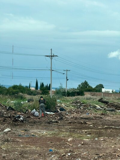 En el lugar aún se pueden ver algunas personas, uno que otro mueble viejo y basura.