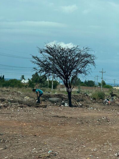 En el lugar aún se pueden ver algunas personas, uno que otro mueble viejo y basura.