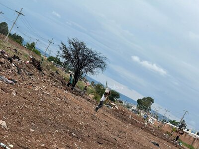 En el lugar aún se pueden ver algunas personas, uno que otro mueble viejo y basura.