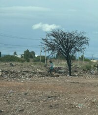 En el lugar aún se pueden ver algunas personas, uno que otro mueble viejo y basura.