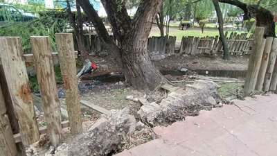 Tras las lluvias, permanece lodo en algunas zonas y malos olores en otras.