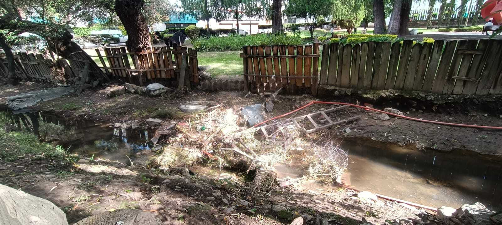 Tras las lluvias, permanece lodo en algunas zonas y malos olores en otras.