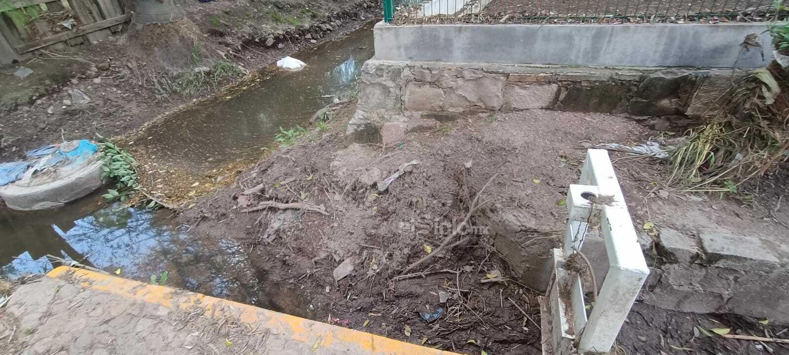 Tras las lluvias, permanece lodo en algunas zonas y malos olores en otras.