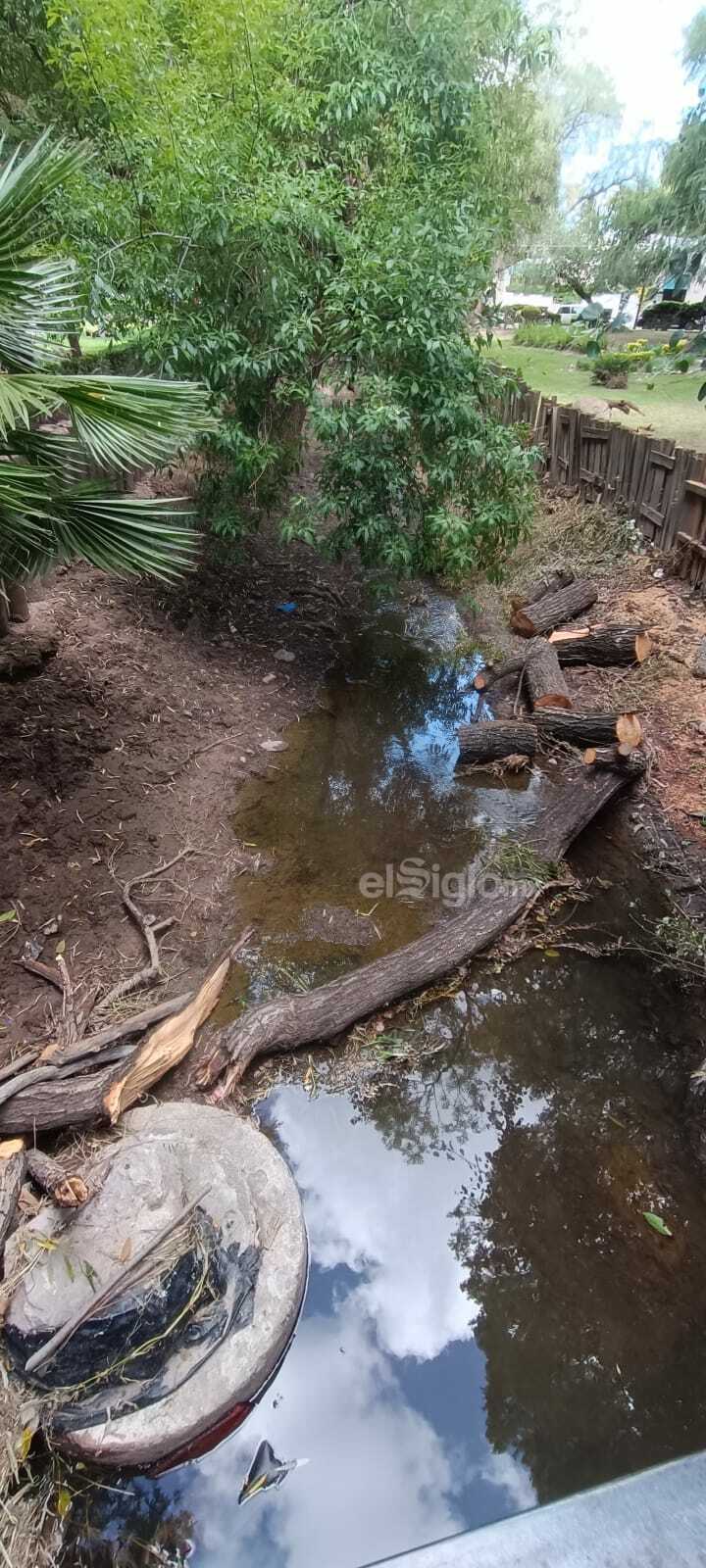 Tras las lluvias, permanece lodo en algunas zonas y malos olores en otras.