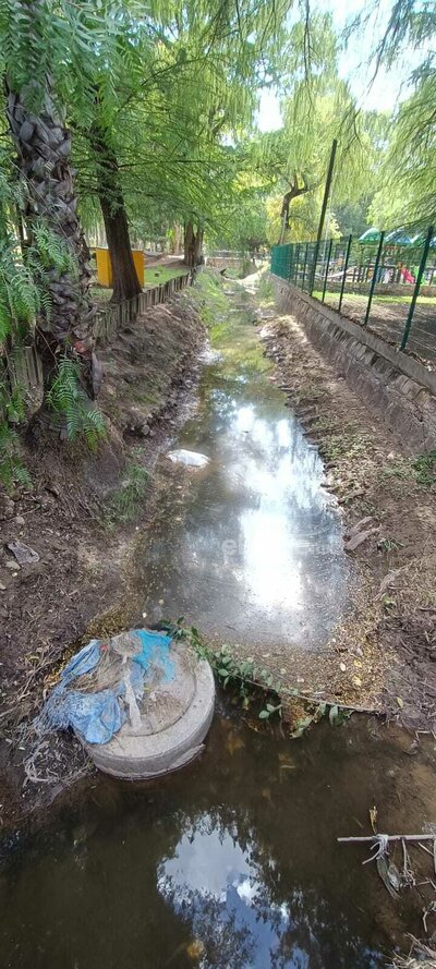 Tras las lluvias, permanece lodo en algunas zonas y malos olores en otras.
