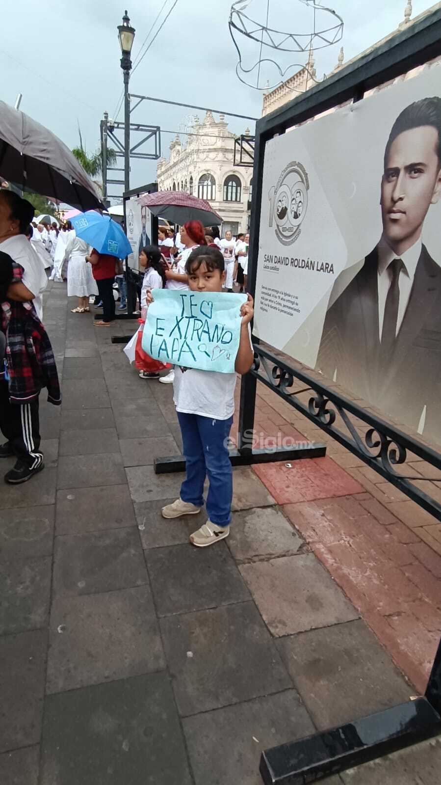 Marchan en el Centro de Durango familiares de personas desaparecidas; esperan visibilizar los nombres de sus seres queridos.
