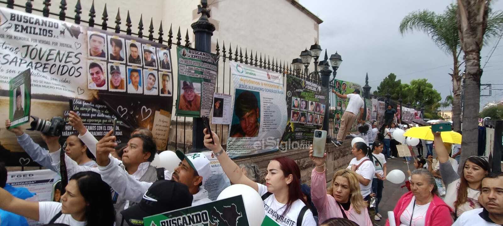Marchan en el Centro de Durango familiares de personas desaparecidas; esperan visibilizar los nombres de sus seres queridos.