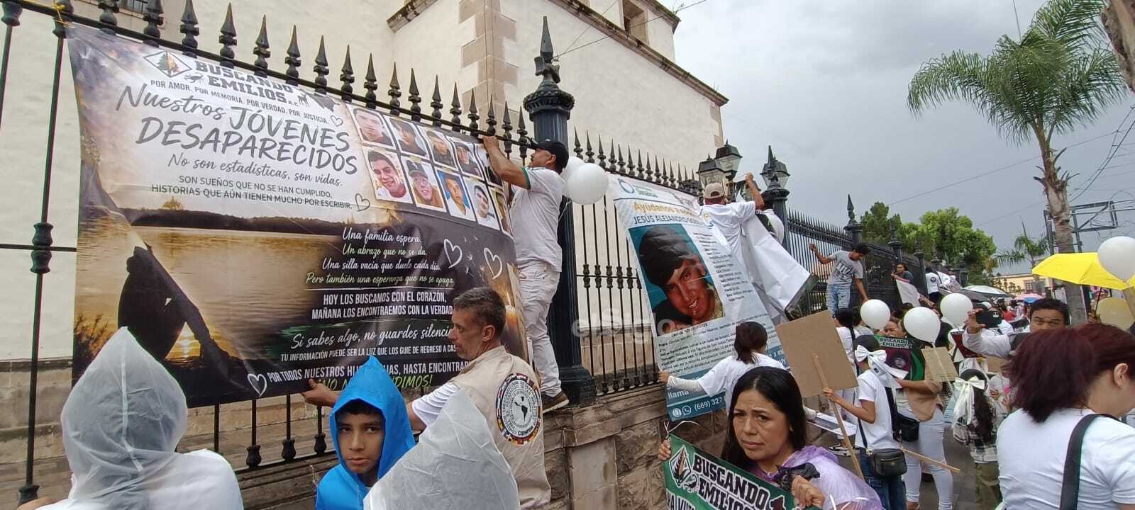 Marchan en el Centro de Durango familiares de personas desaparecidas; esperan visibilizar los nombres de sus seres queridos.